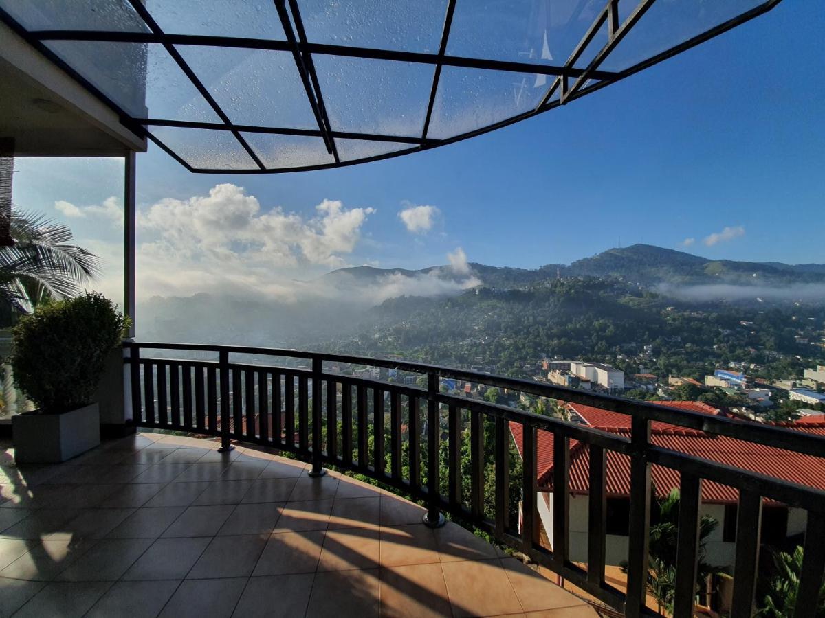 The Skydeck Kandy Exterior foto