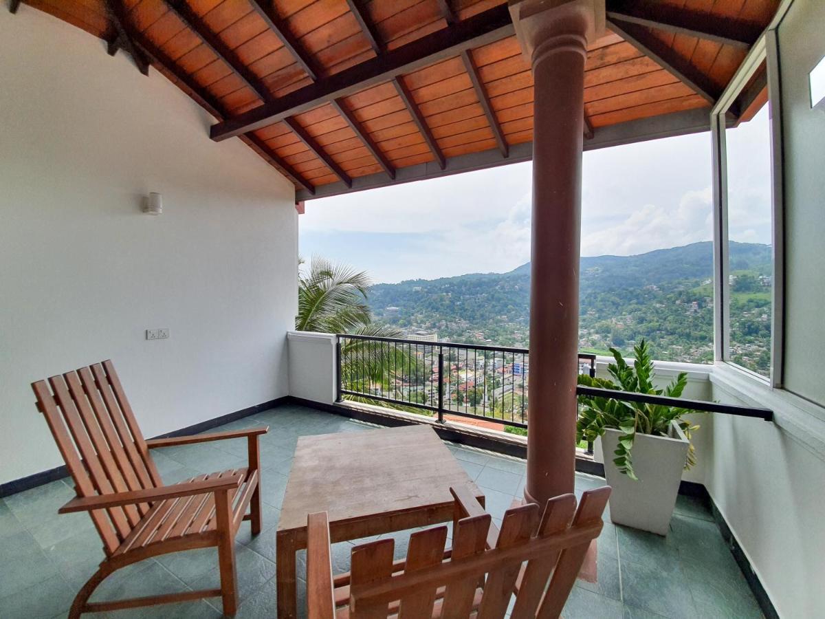 The Skydeck Kandy Exterior foto