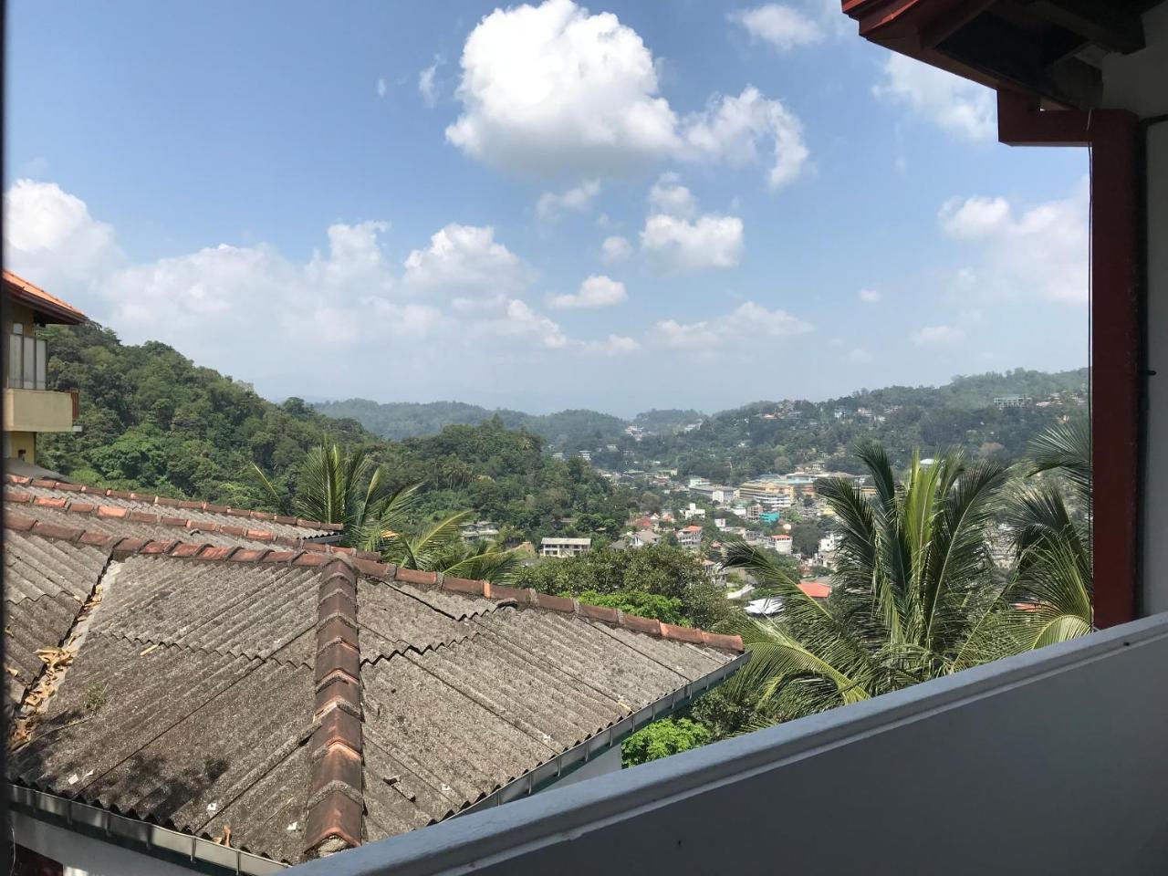 The Skydeck Kandy Exterior foto